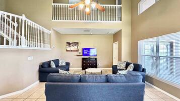 Casa, diversos llits, accés a la piscina, vistes a la piscina (Serendipity at Acadia) | Sala d'estar | Televisor de 40 polzades amb canals per cable