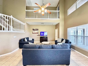 Casa, varias camas, acceso a la piscina, vistas a la piscina (Serendipity at Acadia) | Zona de estar | Televisión de 40 pulgadas con canales por cable