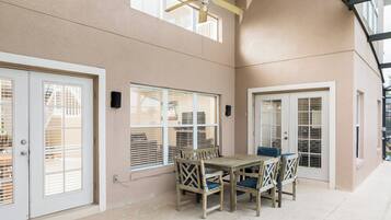 Huis, meerdere bedden, toegang tot zwembad, uitzicht op zwembad (Serendipity at Acadia) | Buiten dineren