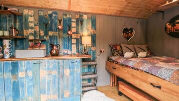 1 bedroom, individually decorated, individually furnished