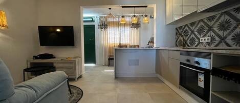 Réfrigérateur, four, plaque de cuisson, cafetière/bouilloire