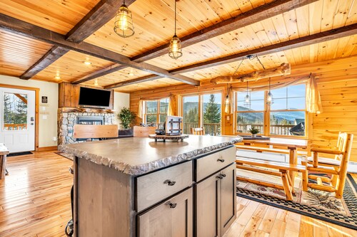 Epic Views, Hot Tub, GameRoom & Bar, FirePit, Pets Ok, Sunday River