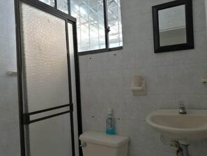 Douche, serviettes fournies
