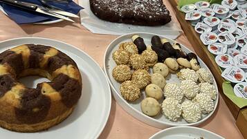 Colazione a buffet, servita tutte le mattine (8 EUR a persona)