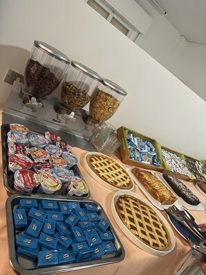 Petit déjeuner buffet (8 EUR par personne)