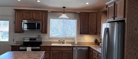 冷蔵庫、電子レンジ、オーブン、コンロ