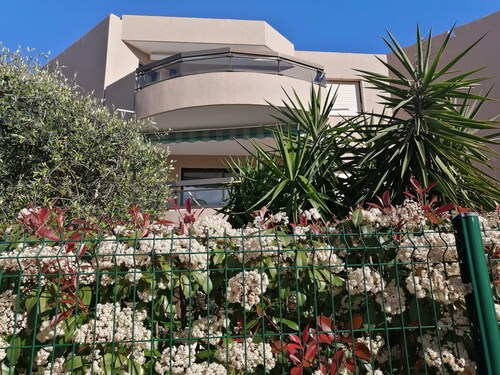 T2 air-conditioned apartment - terrace - secure residence - 4 min beach, shops