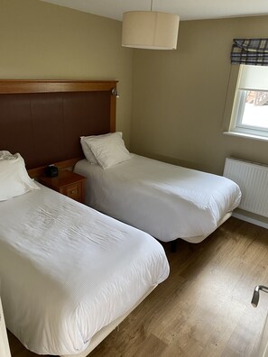 2 bedrooms, internet, bed sheets - Lodge at PineLakes resort (Warton)