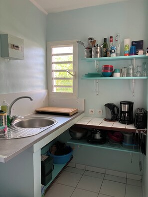 ثلاجة، ميكروويف، فرن، ماكينة لصنع القهوة/الشاي