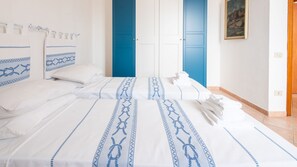 2 quartos, ferros/tábuas de passar roupa, roupa de cama