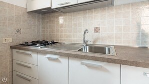 Kühlschrank, Mikrowelle, Herdplatte, Kochgeschirr/Geschirr/Besteck