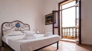 2 quartos, ferros/tábuas de passar roupa, roupa de cama