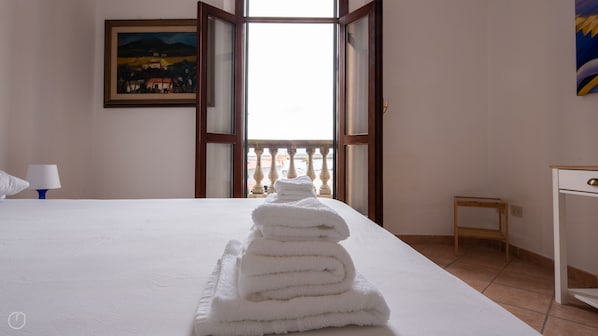 2 habitaciones, tabla de planchar con plancha y ropa de cama