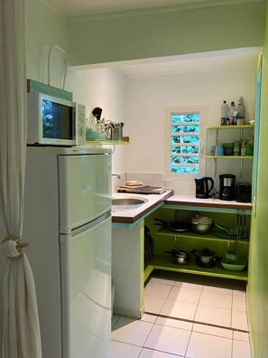 Réfrigérateur, micro-ondes, four, cafetière/bouilloire