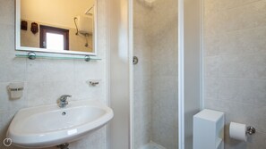 Regadera, bidet, toallas 