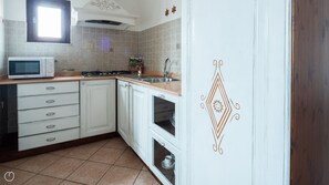 Kühlschrank, Mikrowelle, Herdplatte, Kochgeschirr/Geschirr/Besteck