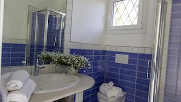 Doccia, asciugacapelli, bidet, asciugamani