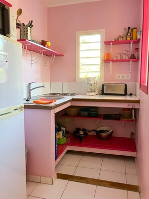 Een koelkast, een microgolfoven, een oven