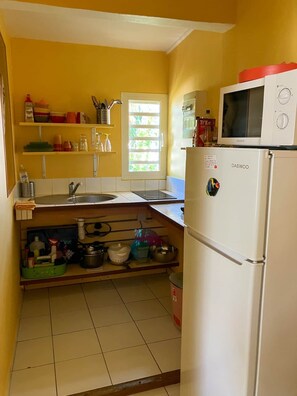Réfrigérateur, micro-ondes, cafetière/bouilloire, grille-pain