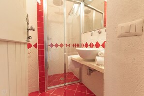 Een douche, een haardroger, handdoeken
