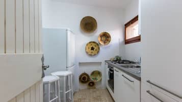 Refrigerador, horno, parrilla de estufa y utensilios de cocina