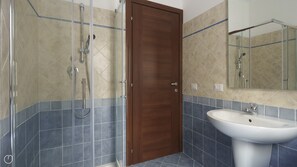 Dutxa, assecador de cabells, bidet i tovalloles