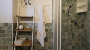 Dusche, Haartrockner, Bidet, Handtücher