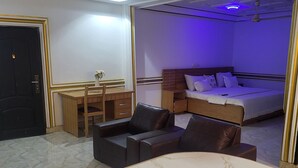 Une chambre à coucher avec un lit, un bureau et une chaise.