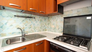 Refrigerador, horno, parrilla de estufa y utensilios de cocina 