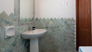 Douche, sèche-cheveux, bidet, serviettes fournies