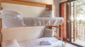 2 bedrooms, iron/ironing board, bed sheets