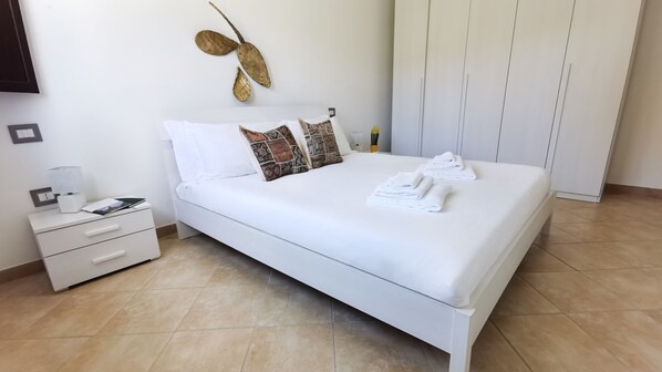 1 slaapkamer, een strijkplank/strijkijzer, beddengoed