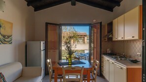 Kühlschrank, Herdplatte, Kochgeschirr/Geschirr/Besteck, Esstisch