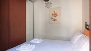 2 makuuhuonetta, silitysrauta/-lauta, vuodevaatteet