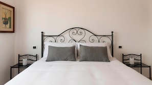 2 bedrooms, iron/ironing board, bed sheets