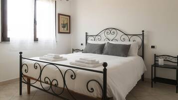 2 bedrooms, iron/ironing board, bed sheets