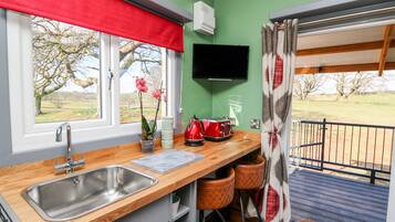 Geladeira, chaleira elétrica, talheres/pratos/utensílios de cozinha