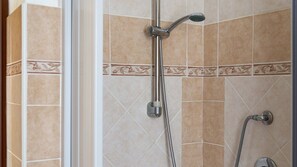 Dusche, Haartrockner, Bidet, Handtücher