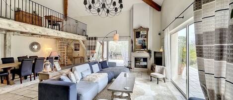 Télévision, cheminée, lecteur de DVD, baby-foot