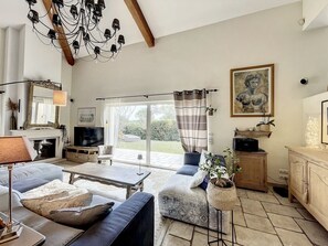 Fernseher, Kamin, DVD-Player, Tischfußball