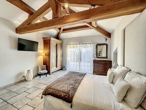 4 Schlafzimmer, Zimmersafe, Schreibtisch, Bügeleisen/Bügelbrett