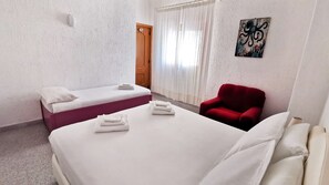 3 slaapkamers, een strijkplank/strijkijzer, gratis wifi, beddengoed