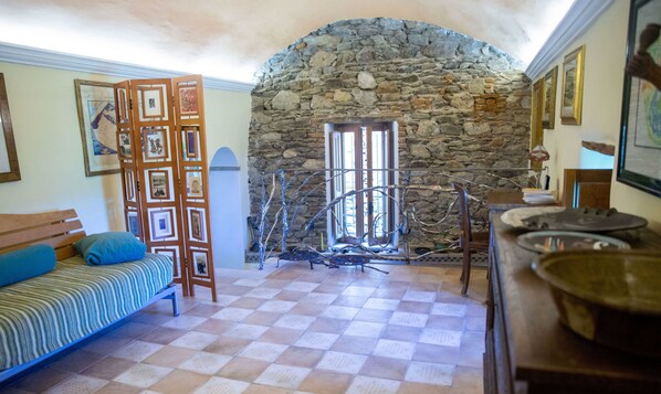 2 bedrooms, iron/ironing board, bed sheets