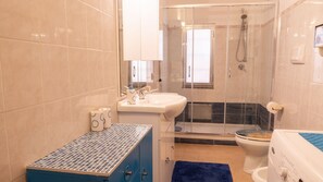 Shower, hair dryer, bidet, towels - L'Alzoni - Two Bedroom House, Sleeps 5 (L'alzoni)