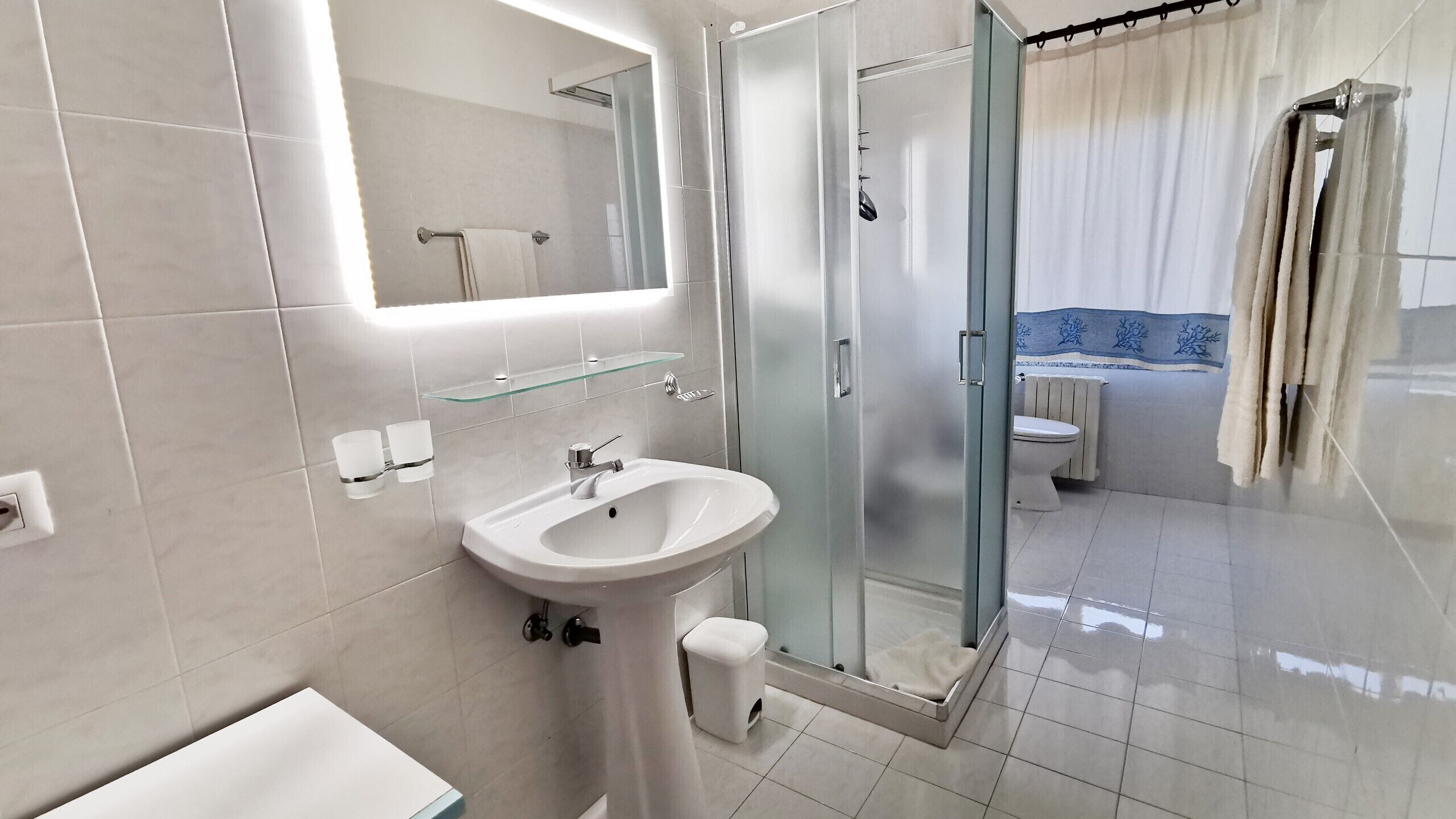 Doccia, asciugacapelli, bidet, asciugamani