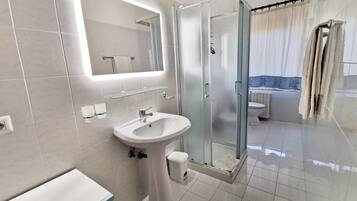 Doccia, asciugacapelli, bidet, asciugamani