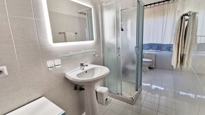 シャワー、ヘアドライヤー、ビデ、タオル