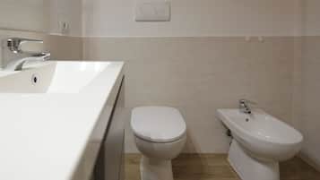 Douche, bidet, serviettes fournies
