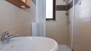 Regadera, bidet, toallas 