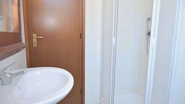 Regadera, bidet, toallas 